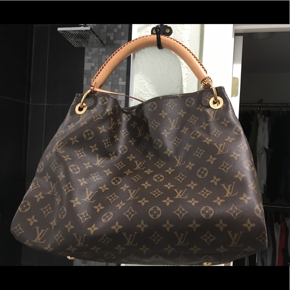Louis Vuitton Artsy MM bag.